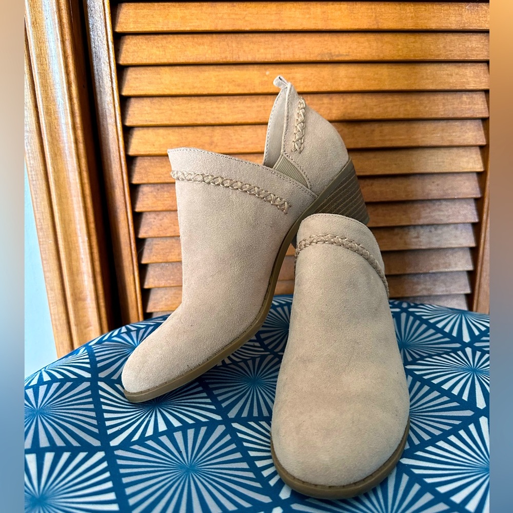 Like new Bella booties - Fergalicious